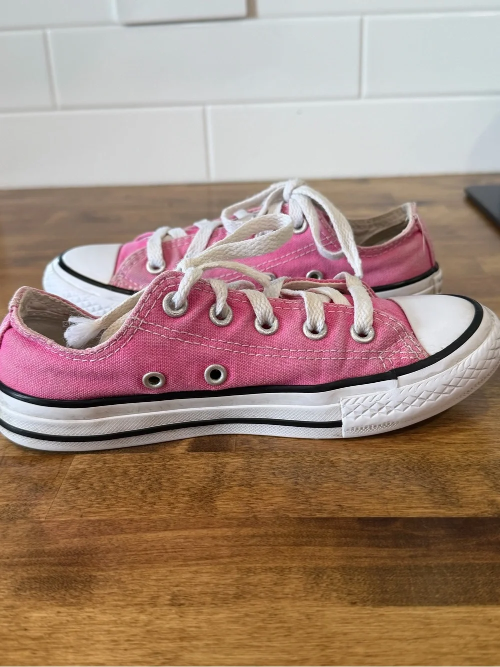 Converse Kids Low Top Sneakers - Pink and White- size 13 Youth- video in listing